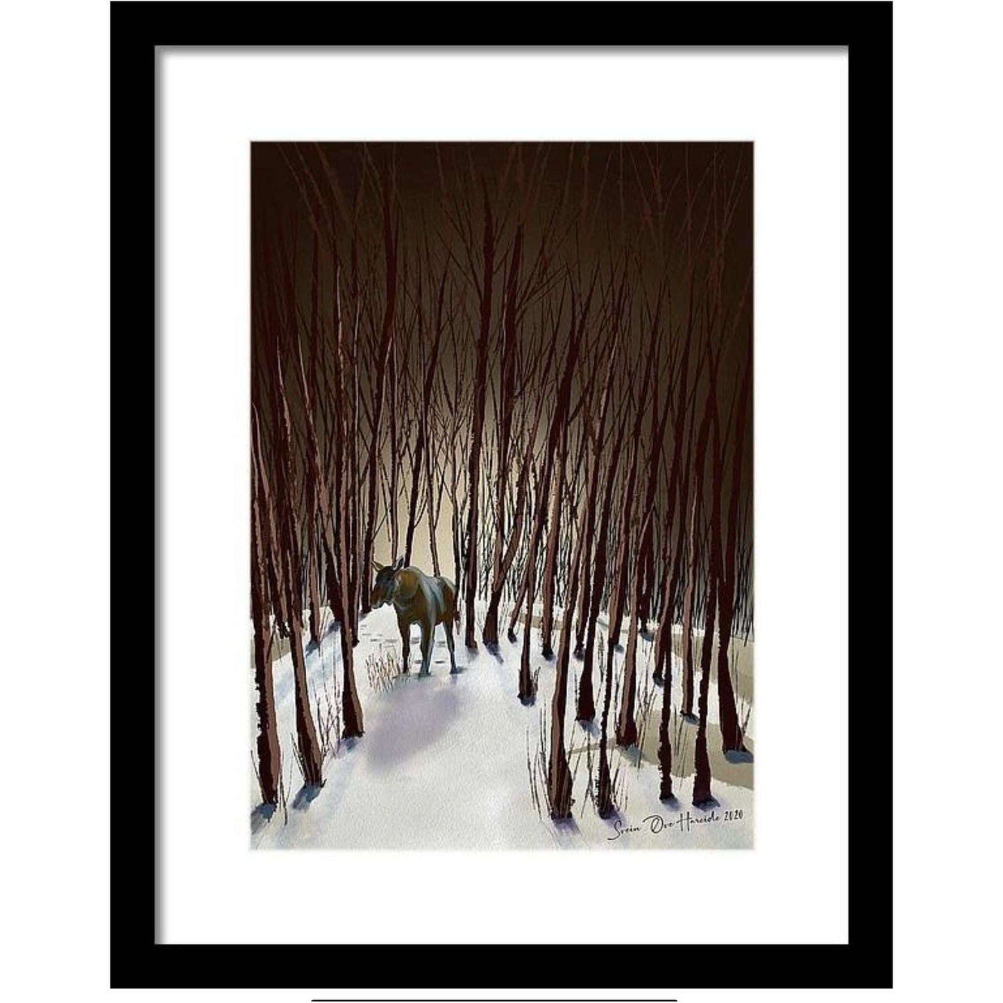 Elg portrett – kraftfull naturstemning med nordisk skog og tett villmark i bakgrunnen, kunstprint av HareideART