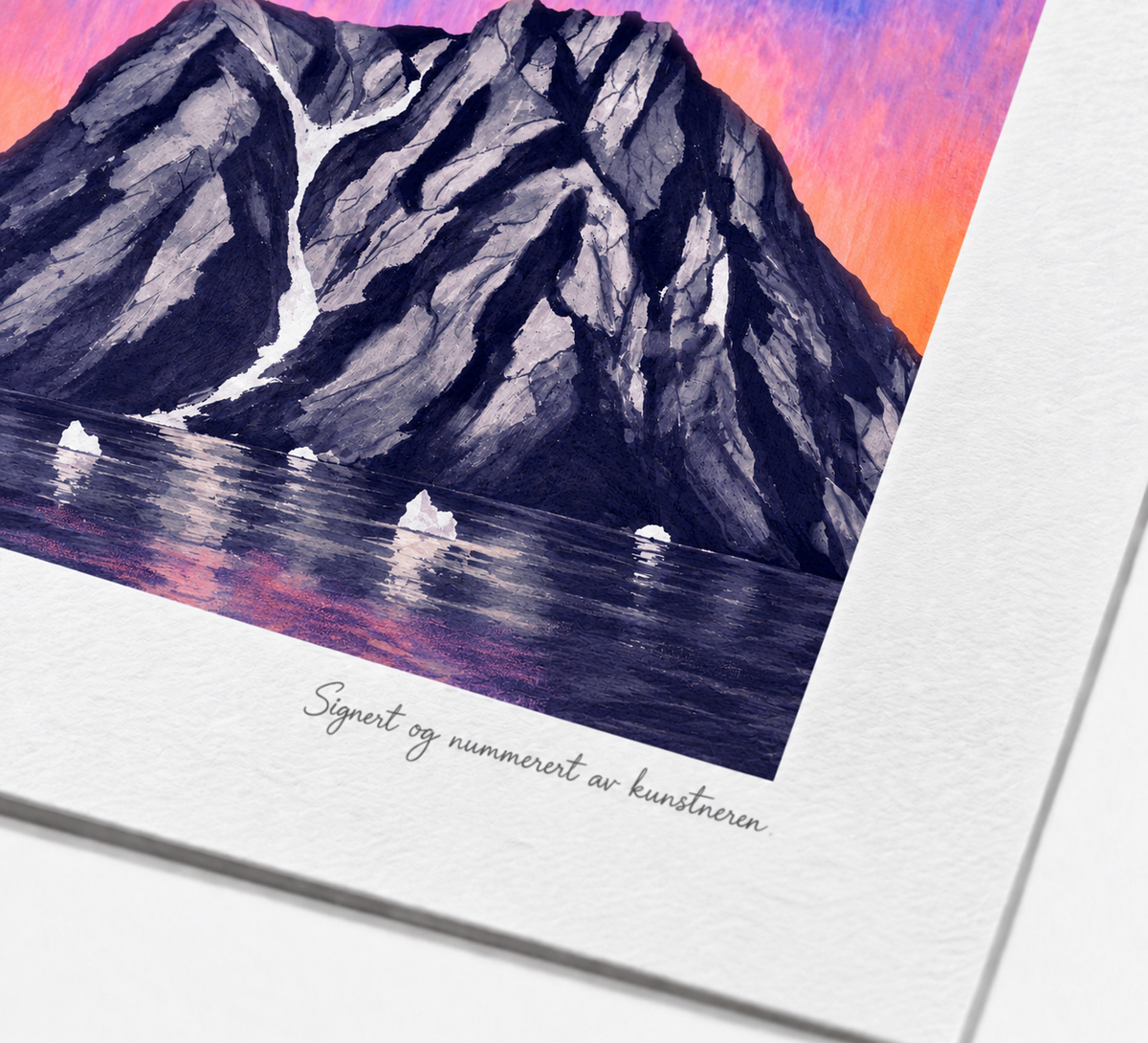 Arktisk glød – detaljbilde av fjellmotiv med glødende horisont, kunstprint av HareideART