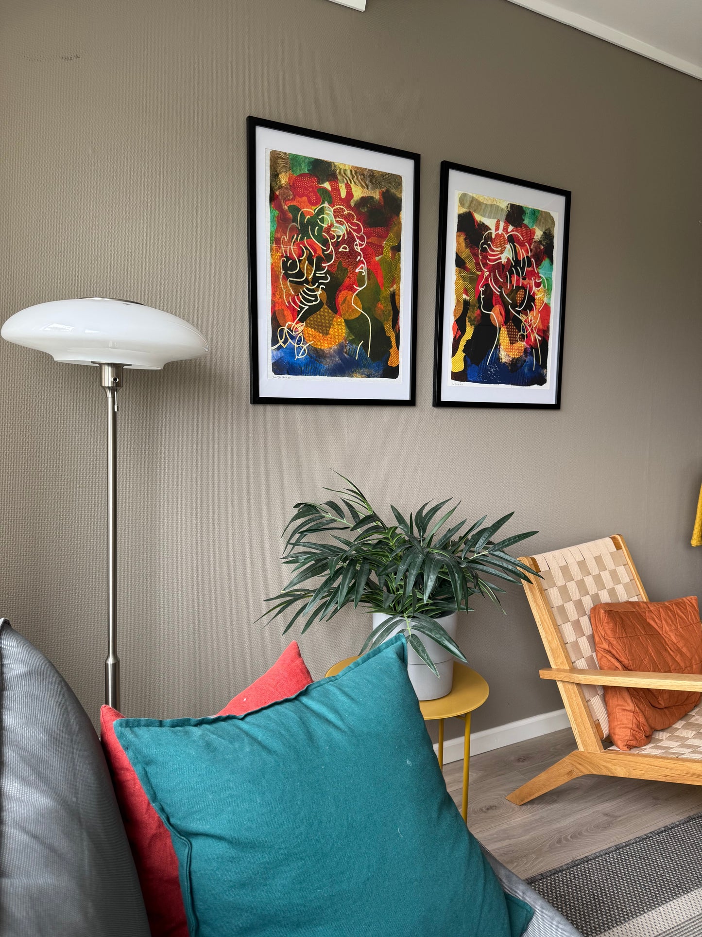 Bildene på vegg i stua sammen