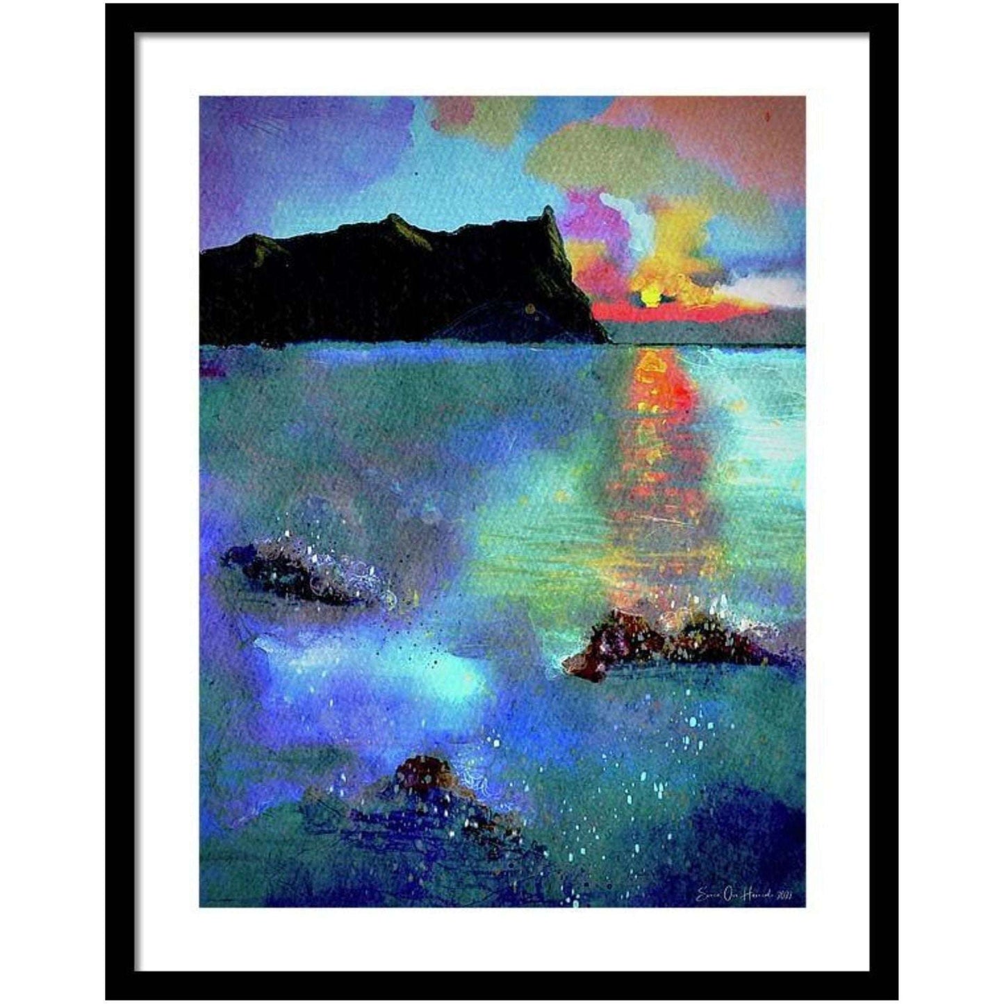 Klippe i solnedgang – dramatisk kystmotiv med varm solnedgangsglød og mørke steinformasjoner, kunstprint av HareideART
