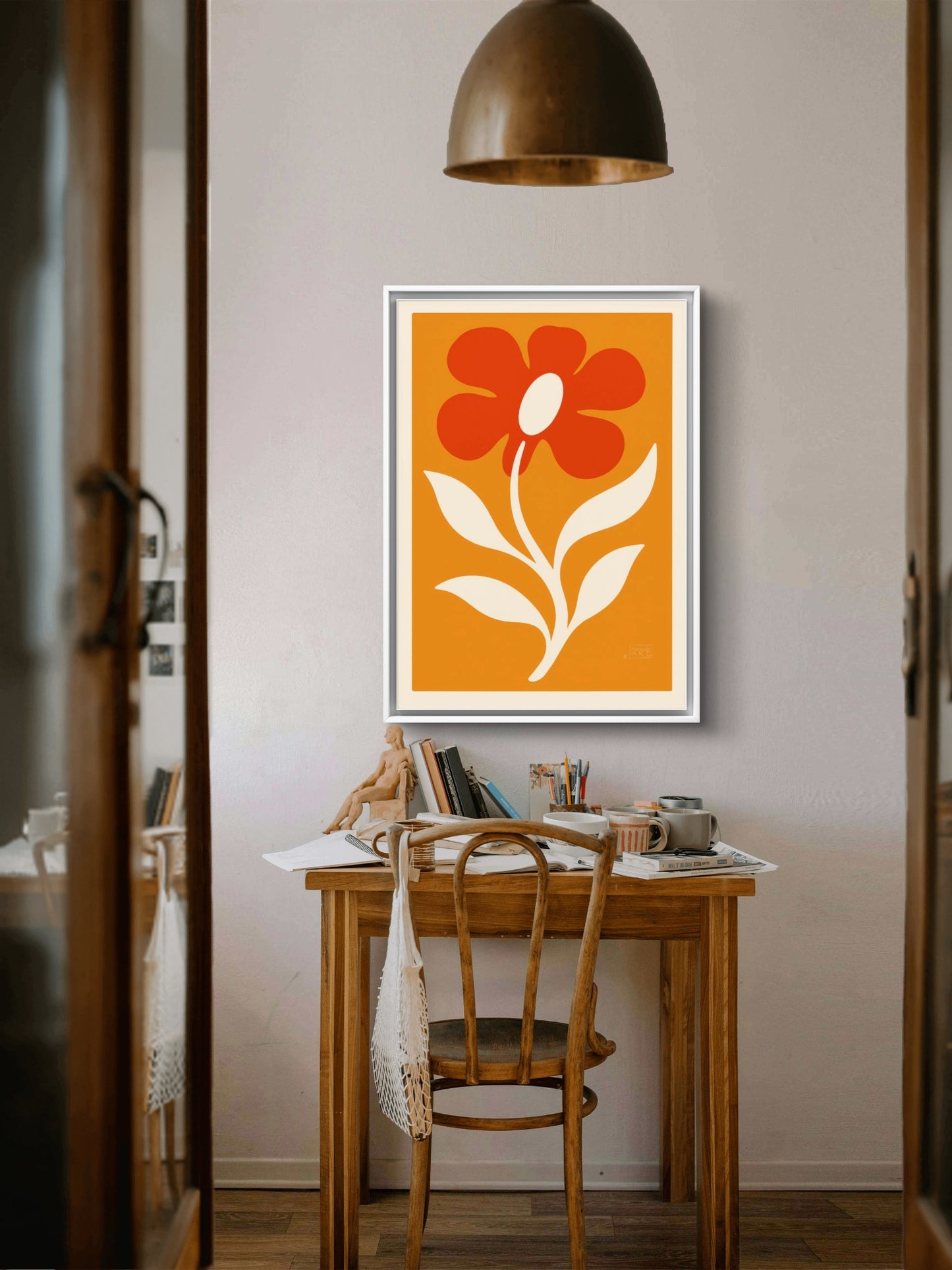Kunsttrykk av en stor oransje og rød blomst med retroinspirert stil mot en solfylt