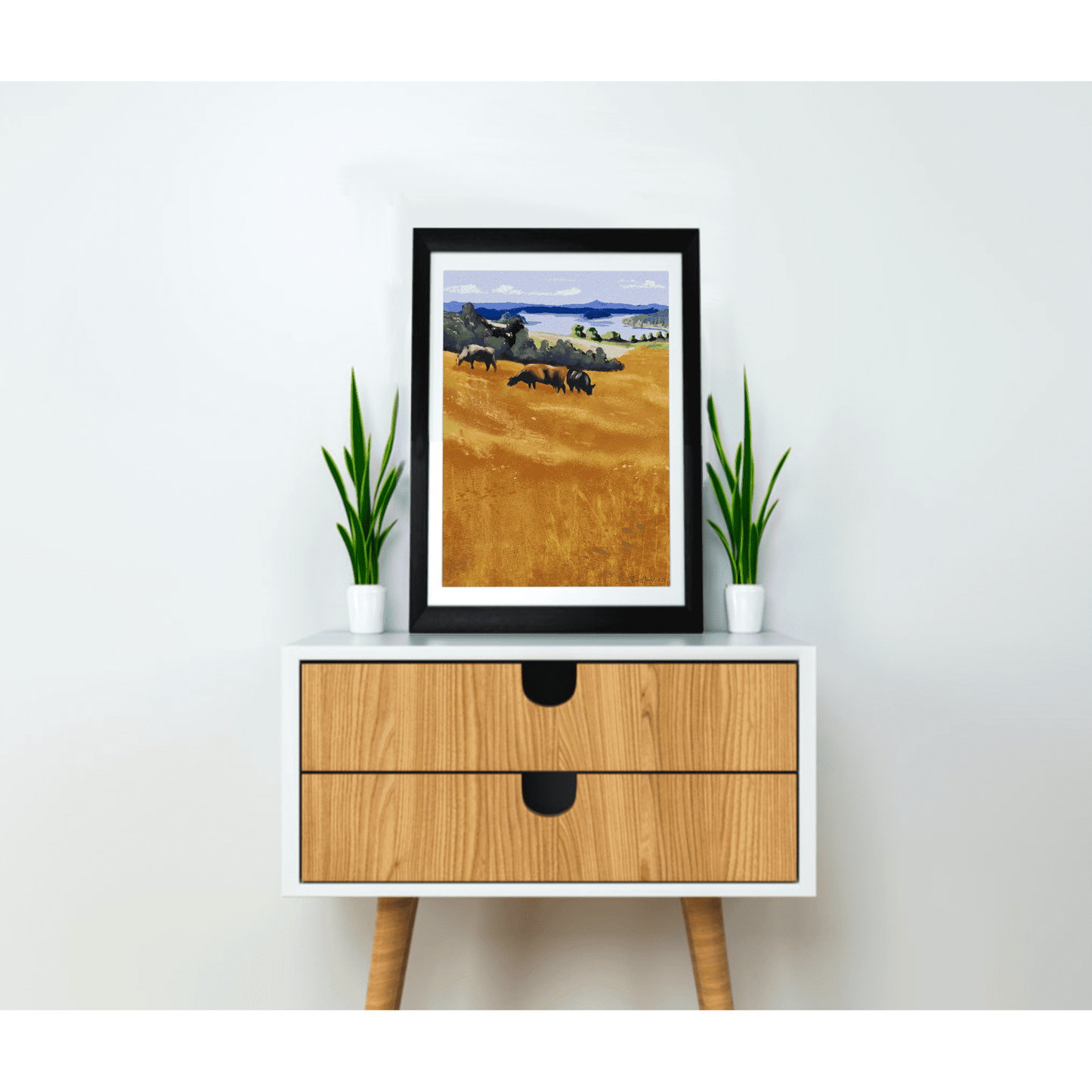 Kyr på eng abstrakt naturkunst vist over kommode i stue – rolig og harmonisk motiv fra nordnorsk natur, HareideART