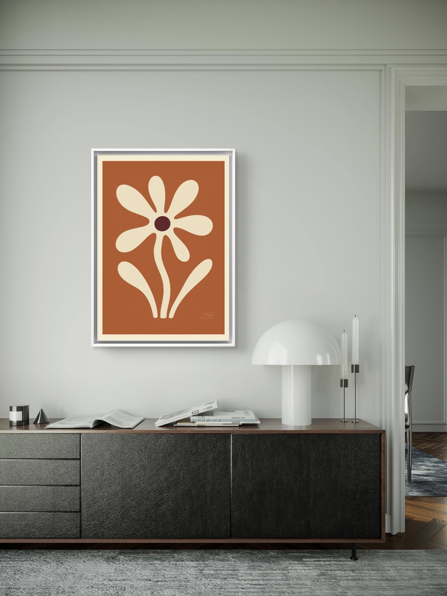 Stilisert gul solblomst med myke former mot varm terrakottafarget bakgrunn, inspirert av 70-tallets stil
