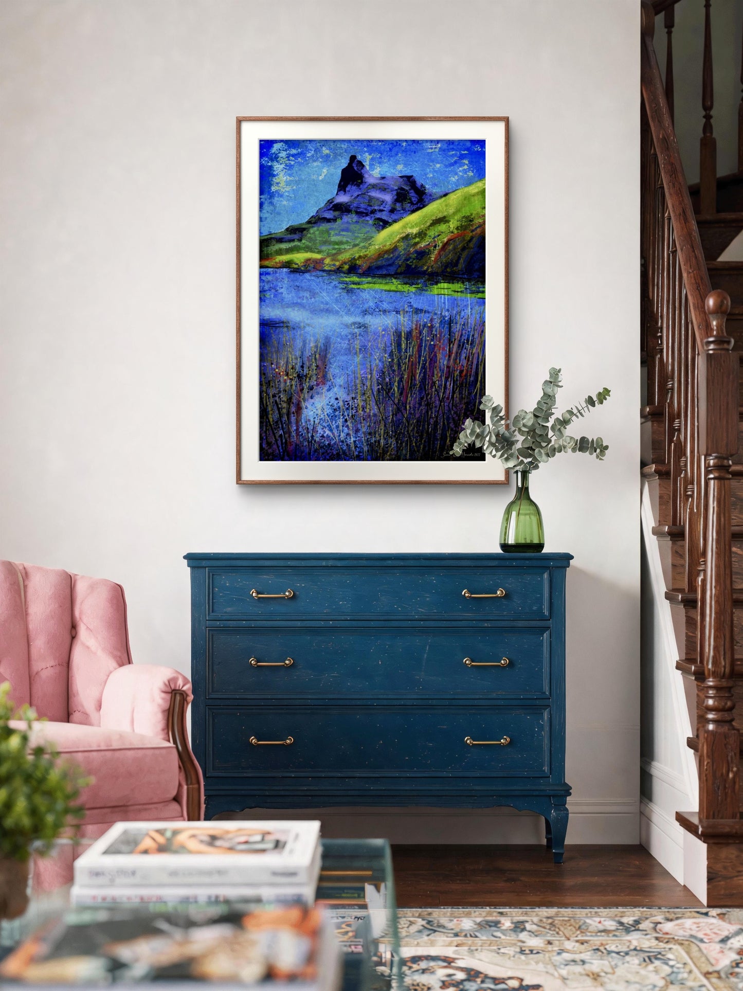 Abstrakt kunstprint av Rombakstøtta – ikonisk fjellformasjon som dominerer horisonten fra Narvik by, høstmørke og lange skygger over pumpevannet, HareideART