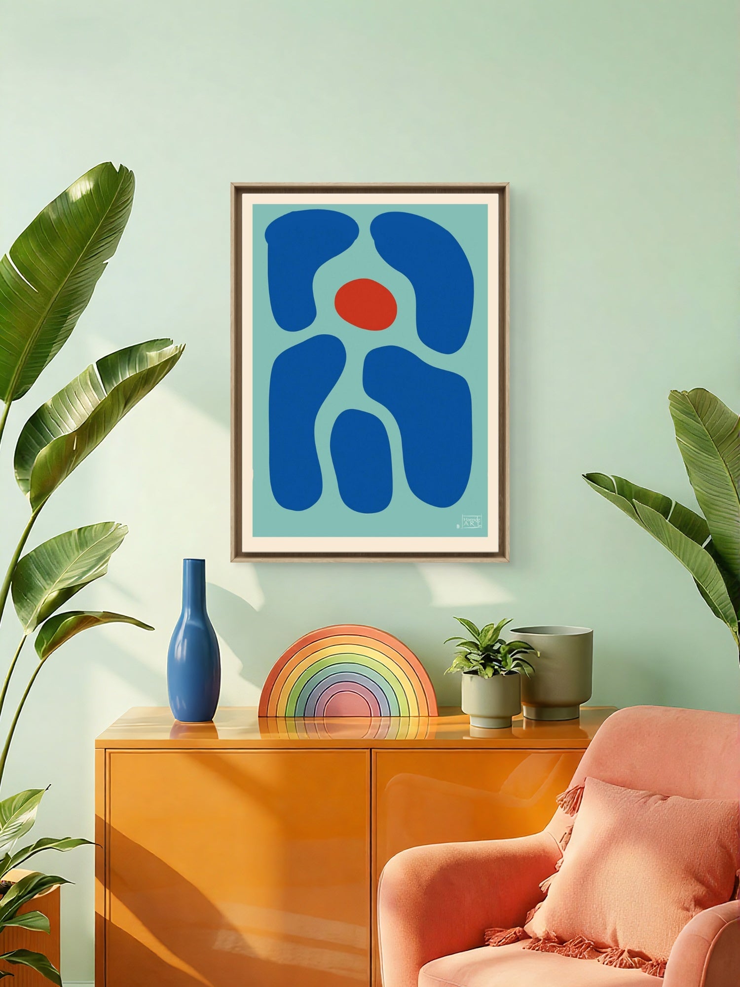 Abstrakt kunsttrykk med dype blå felt som omgir en intens rød kjerne, skapende visuell balanse mellom varme og kulde