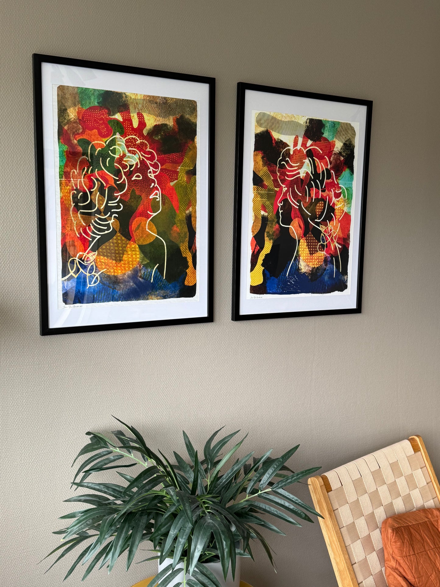 Bildene på veggen i stua