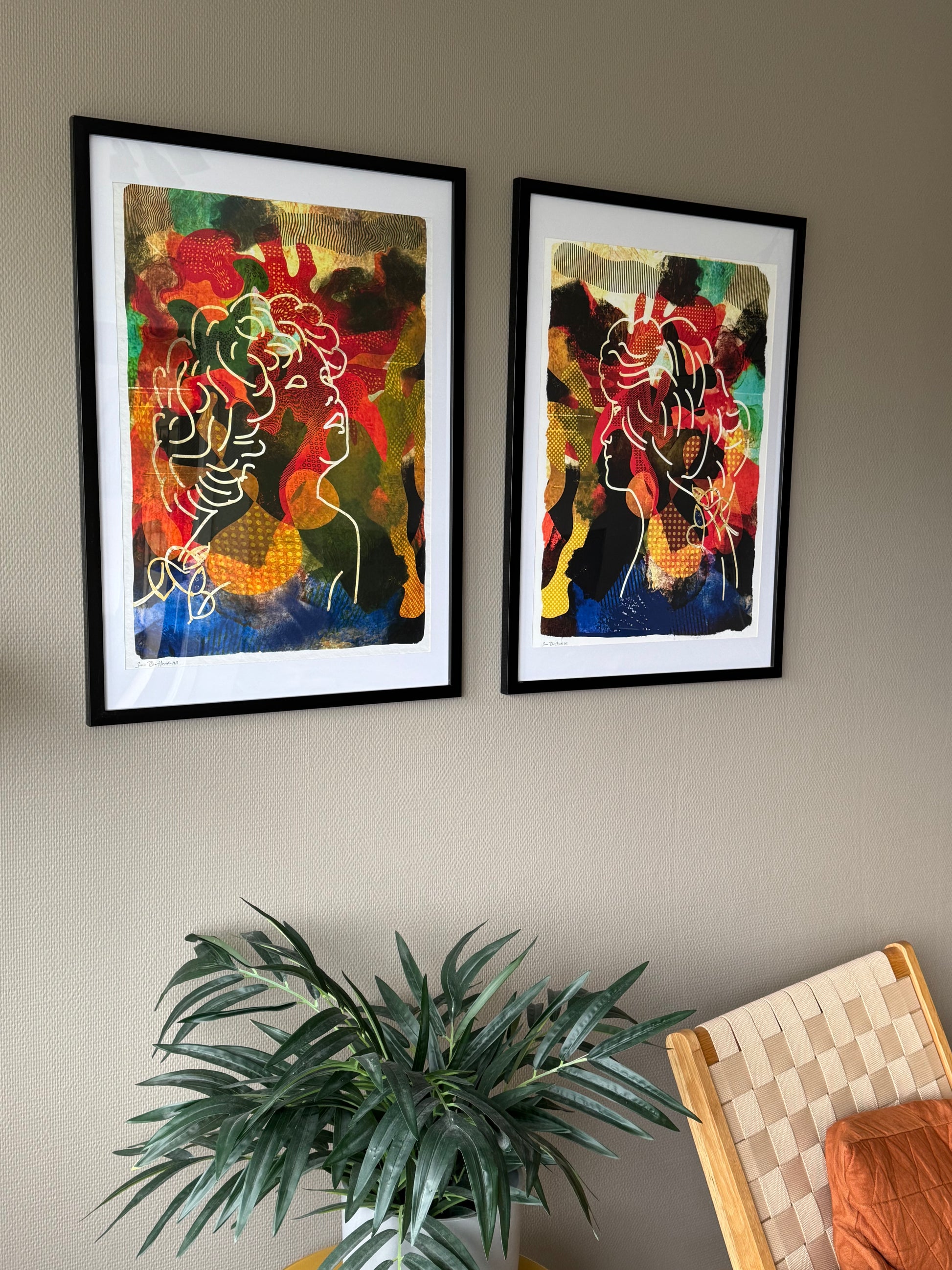 Bildene på veggen i stua