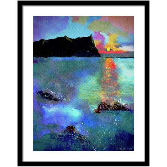 Klippe i solnedgang – dramatisk kystmotiv med varm solnedgangsglød og mørke steinformasjoner, kunstprint av HareideART