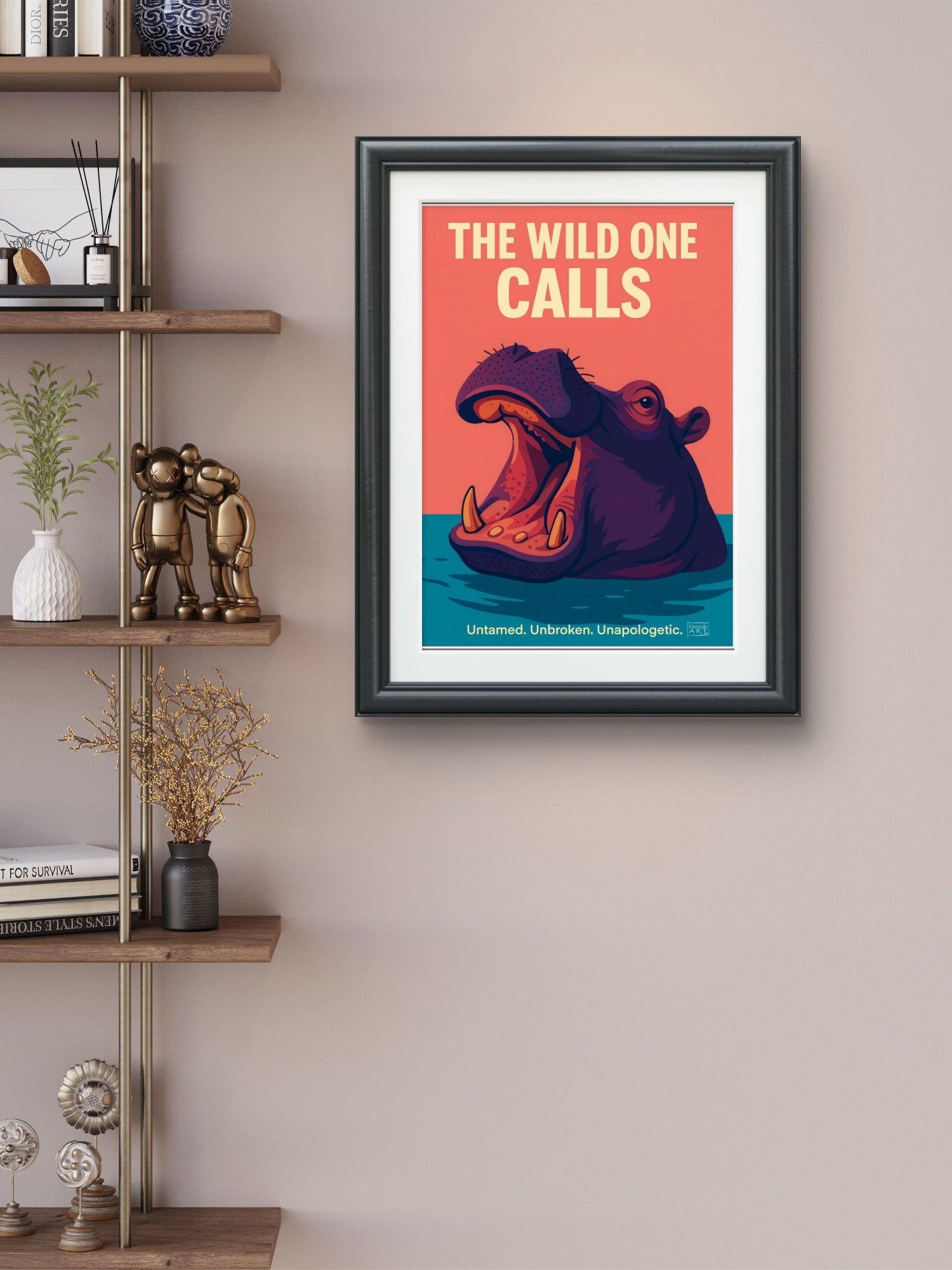 Kraftig flodhest som reiser seg fra vannet med åpen munn, mørk dramatisk bakgrunn, symboliserer styrke og ville natur - Kunsttrykk