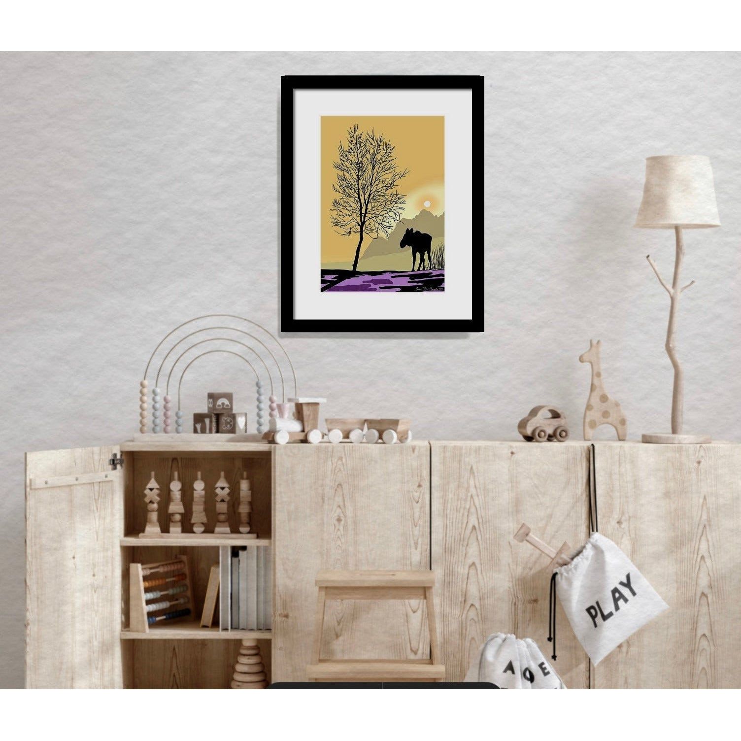 Abstrakt Naturkunst av elg og bjørksilhuetter i glødende solnedgang med fjell i bakgrunnen - digitalt kunstprint fra HareideART