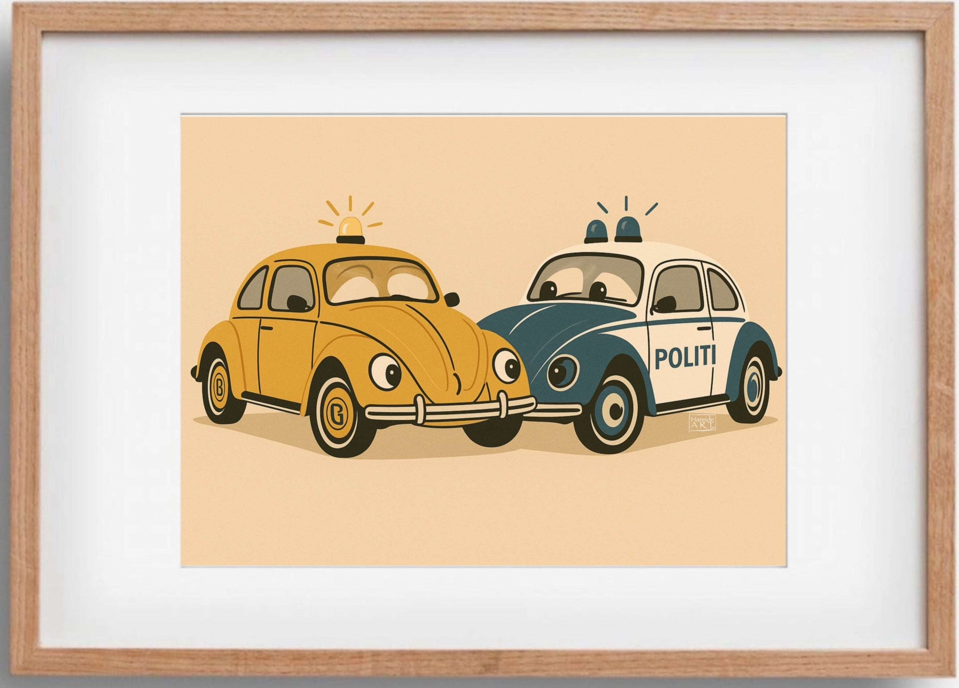 To glade bobler – nostalgisk 60-tallsmotiv med gul VW-boble og blå politibil ansikt til ansikt, kunstprint av HareideART