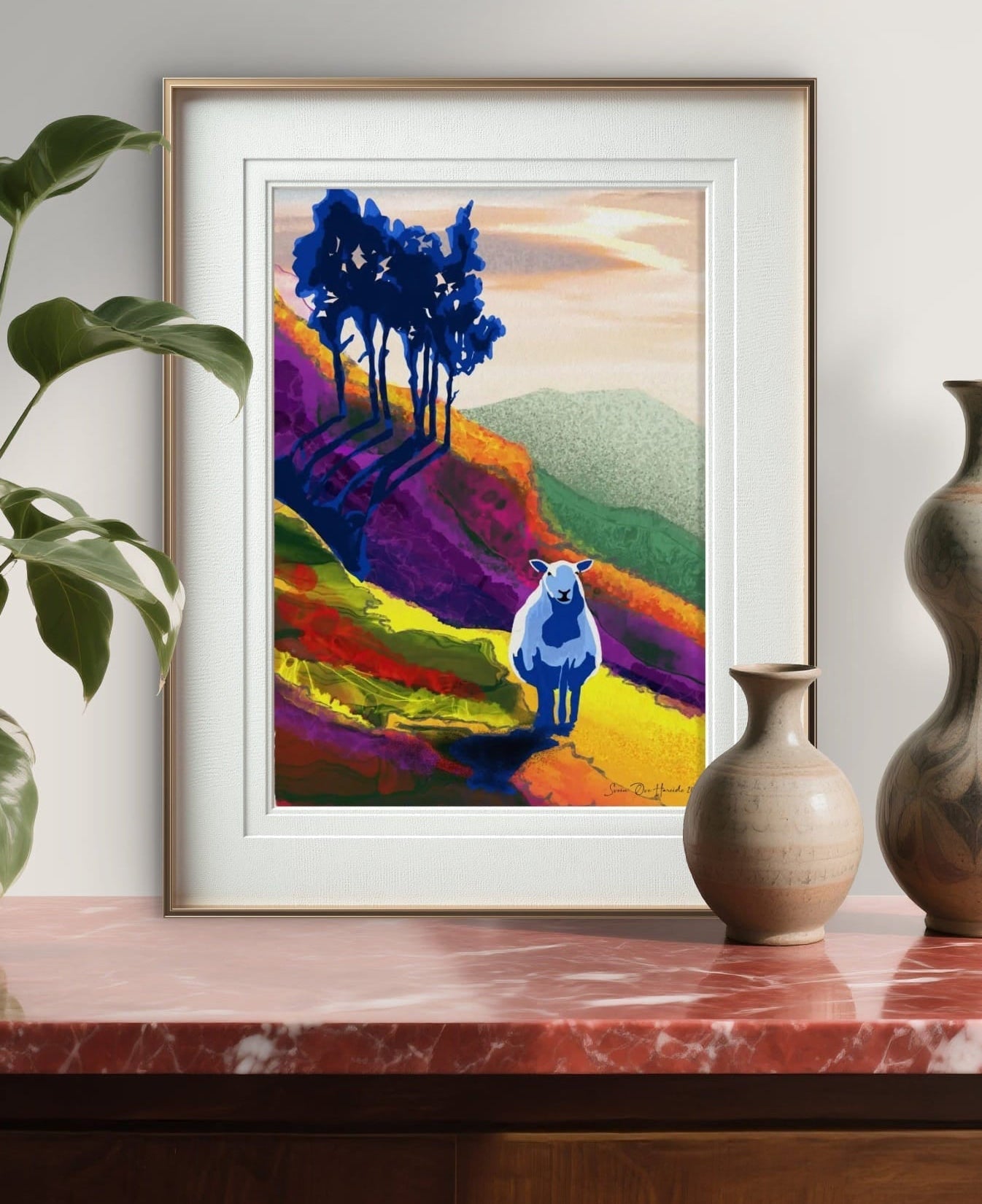Ensom sau i lia – fargerikt og drømmende abstrakt nordnorsk naturlandskap, kunstprint av HareideART