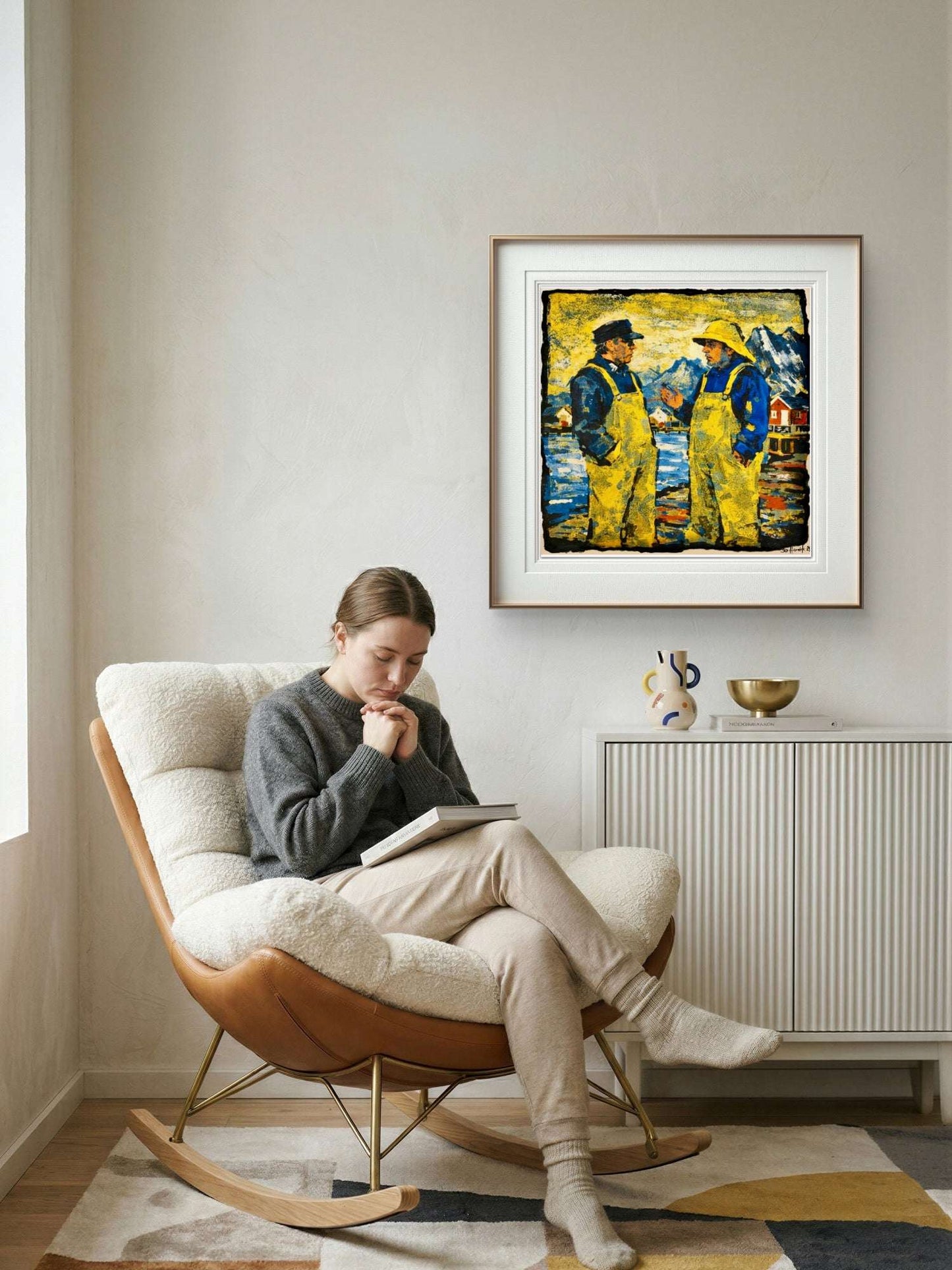 Oljemaleri av to fiskere i gule regnjakker som står i samtale ved den norske kysten, malt. Kunstprint