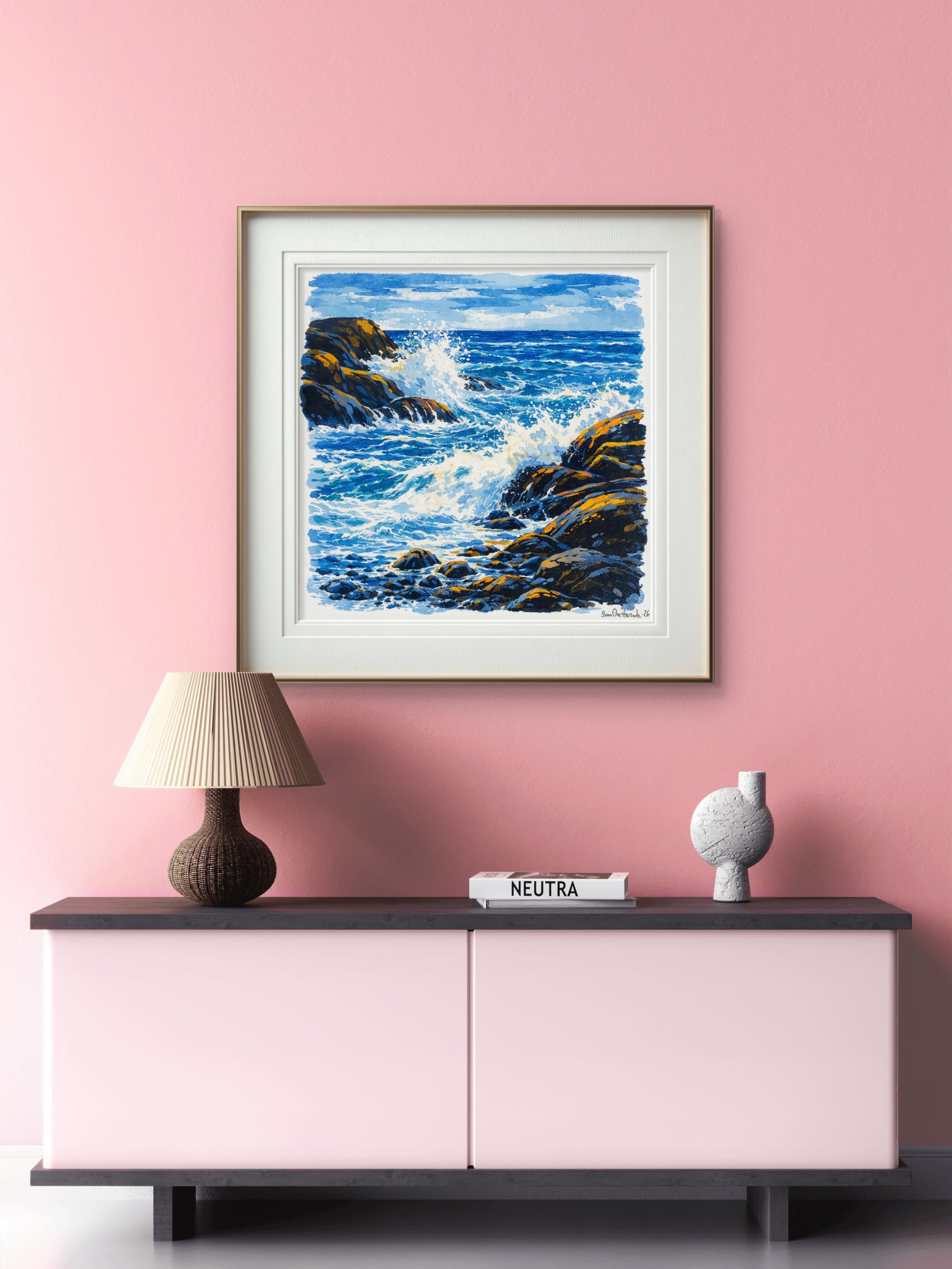 Sjøen spruter mot landet og steinene
