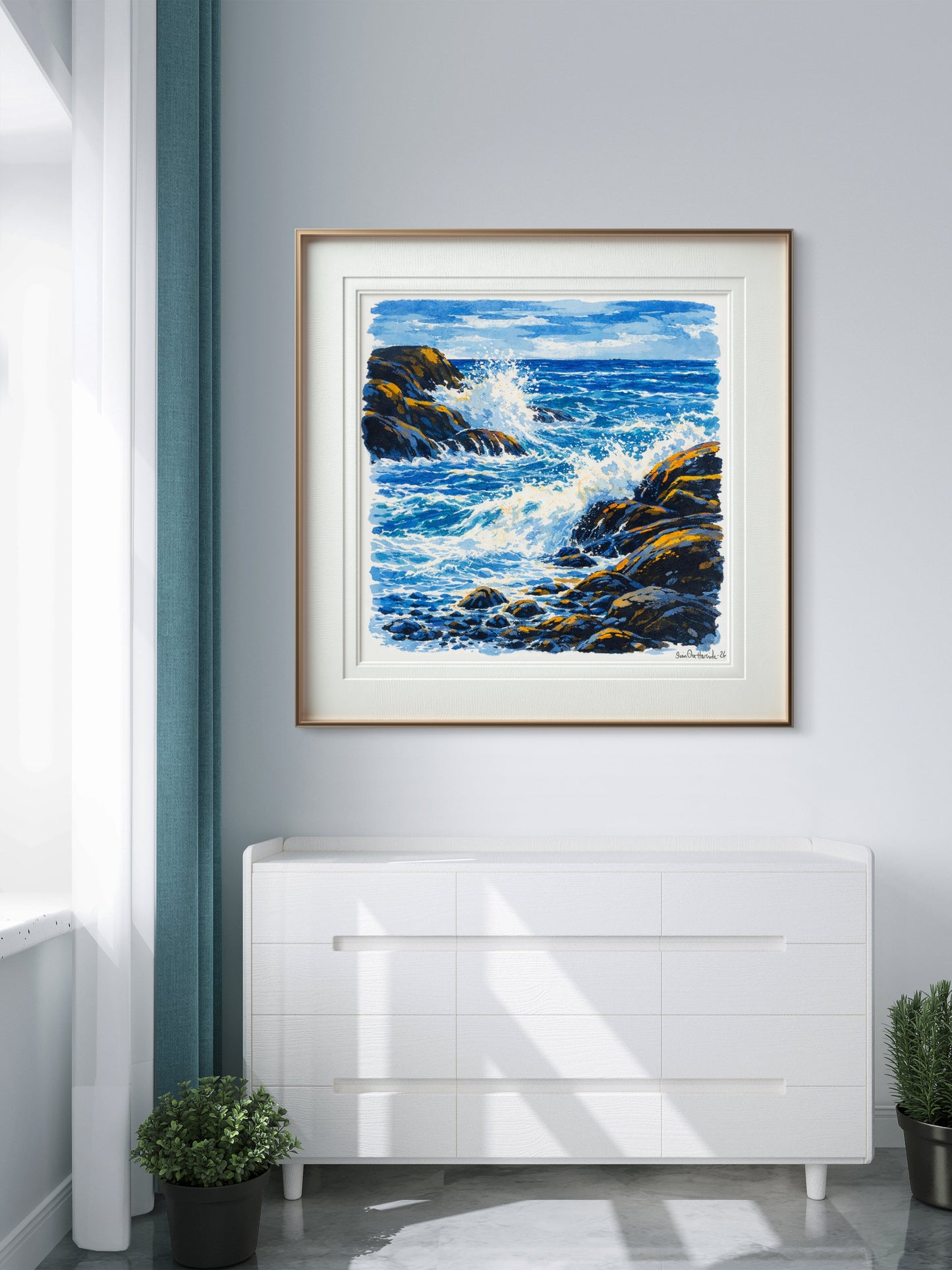 Sjøen spruter mot land over hvit møbel