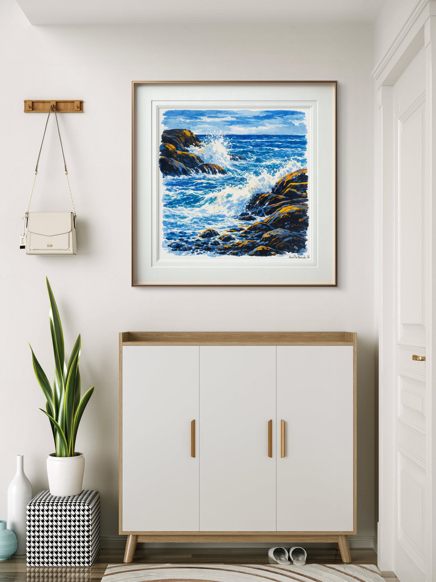 Sjøen spruter mot land over kommode