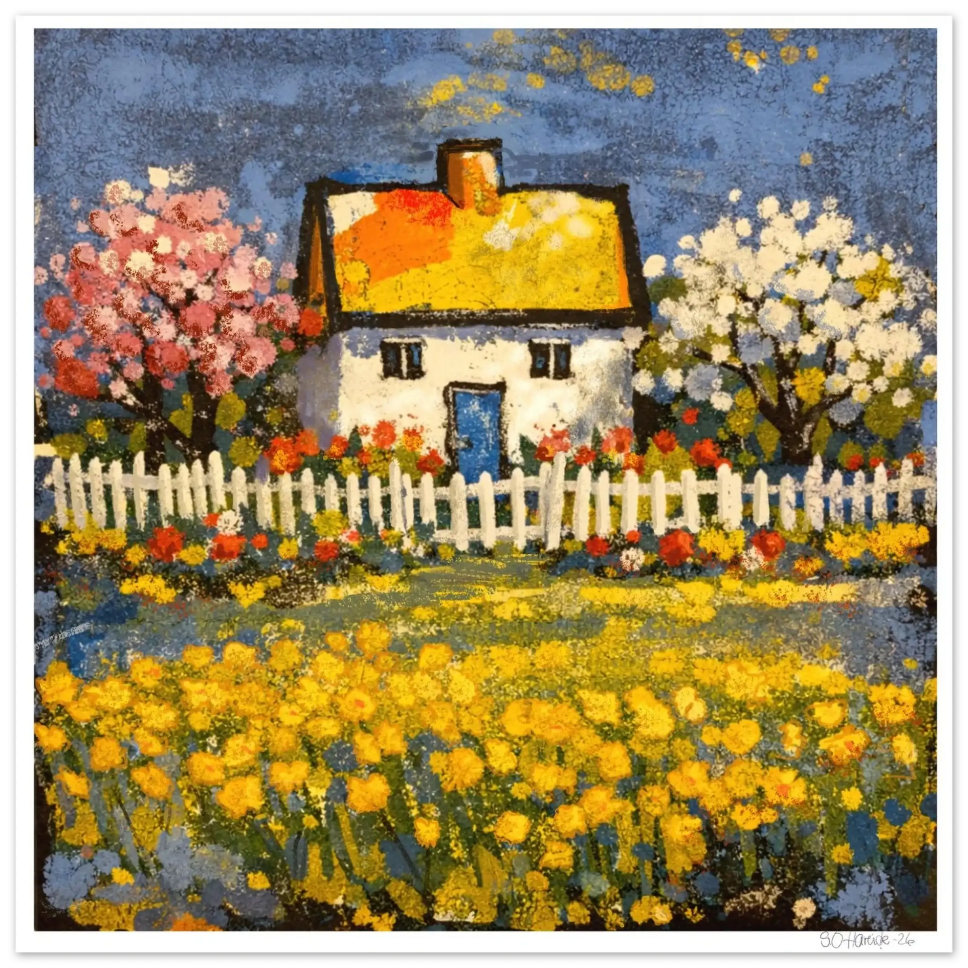 Sommerhage i gyldent lys – impressionistisk hvitt hus omgitt av gul blomsterhage og grønne trær i mykt sommerlys, kunstprint av HareideART