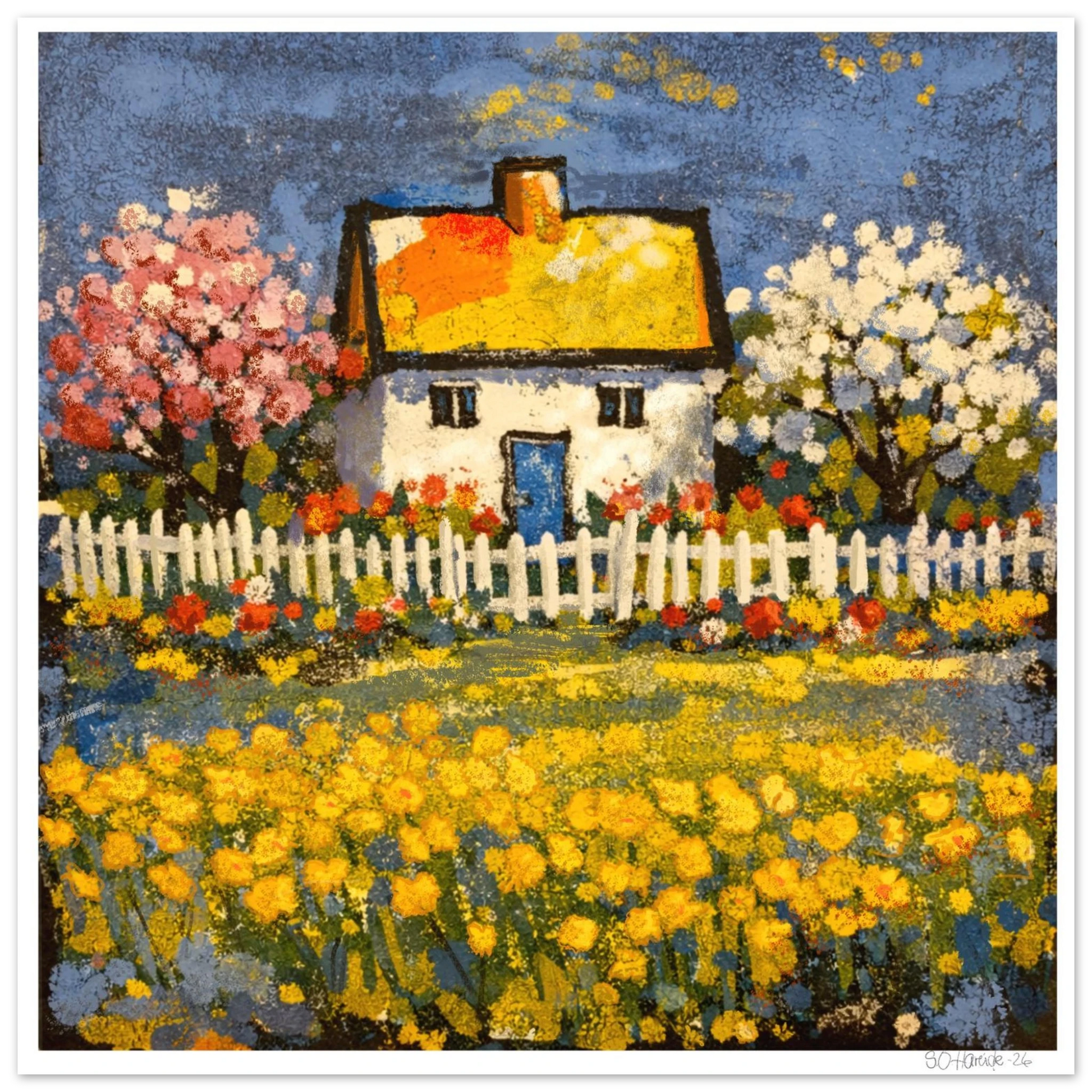 En fargerik hage rundt huset og utenfor hagegjerdet