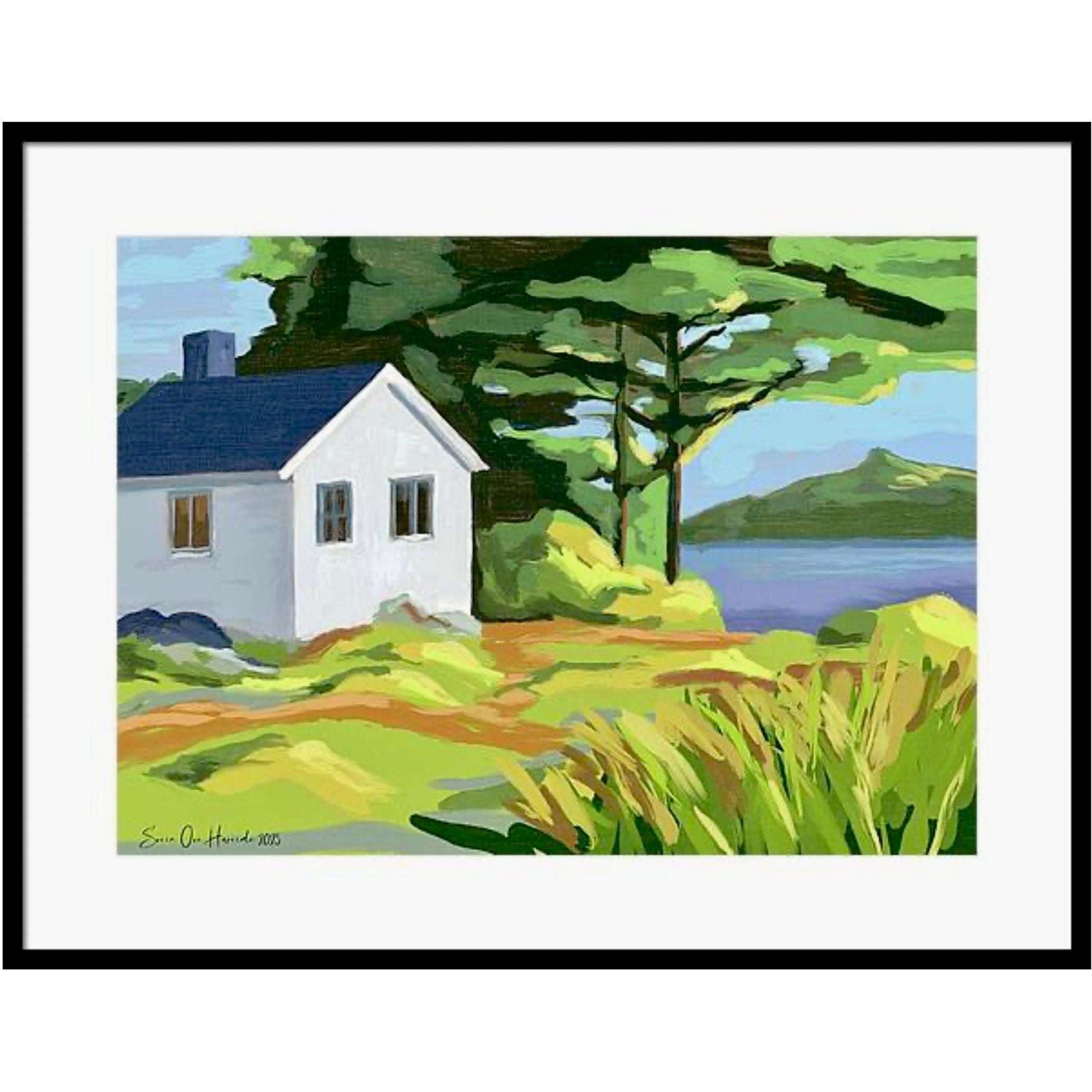 Det hvite huset ved havet – rolig kystmotiv med hvitt hus mot blått hav og åpen himmel, kunstprint av HareideART