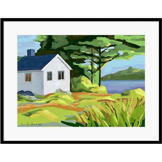 Det hvite huset ved havet – rolig kystmotiv med hvitt hus mot blått hav og åpen himmel, kunstprint av HareideART