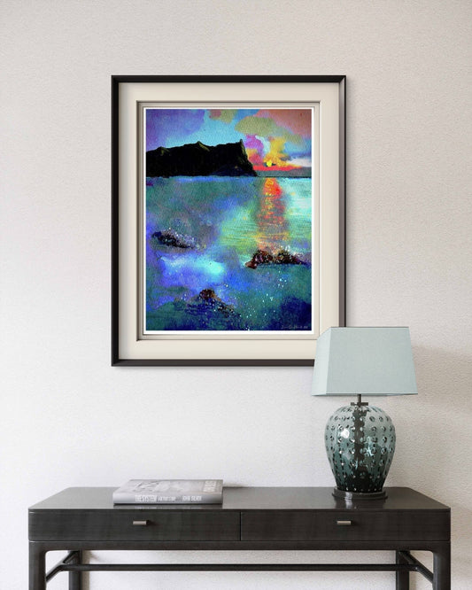 Klippe i solnedgang – dramatisk kystmotiv, kunstprint av HareideART