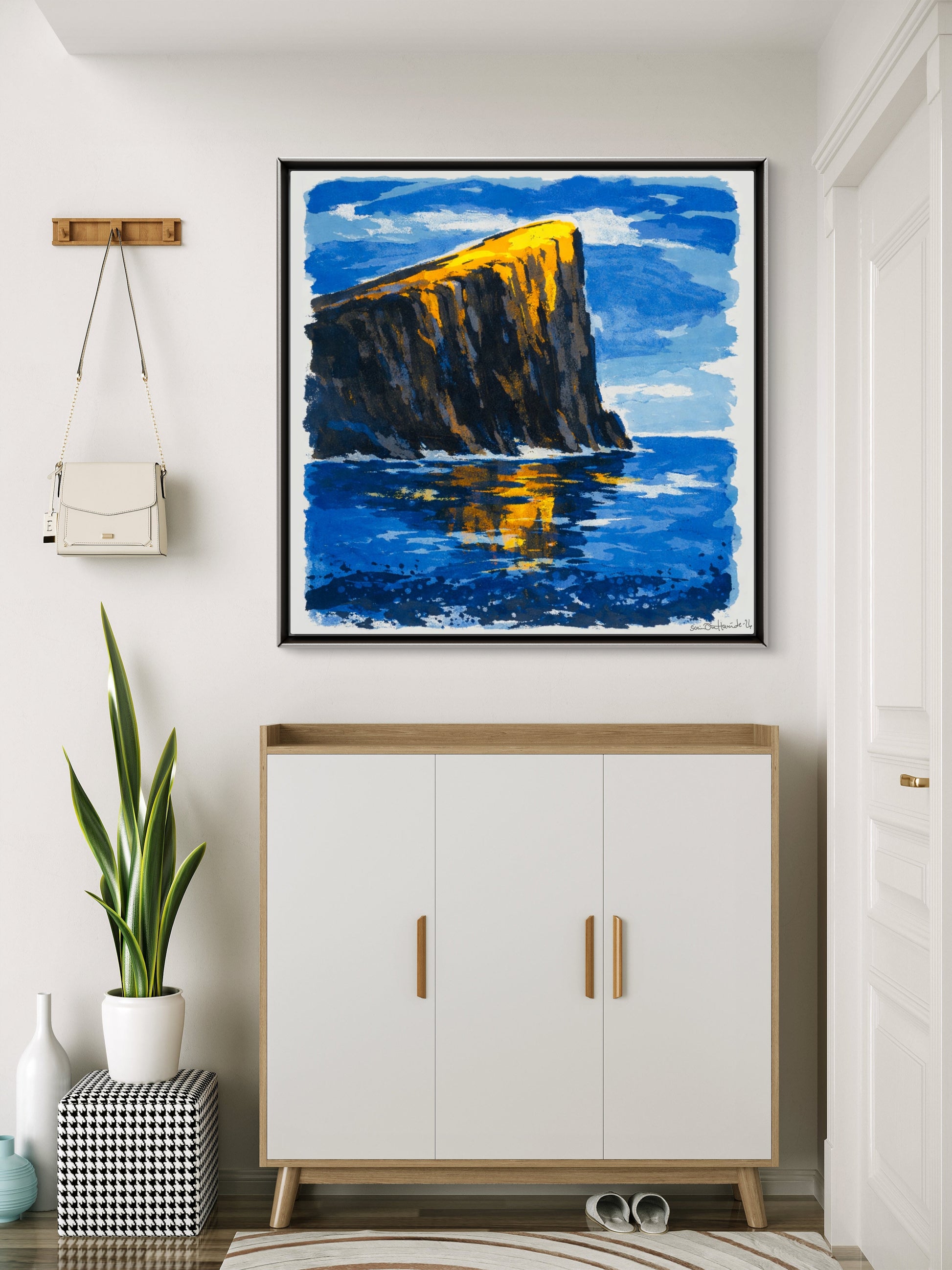 Klippen stiger opp av havet