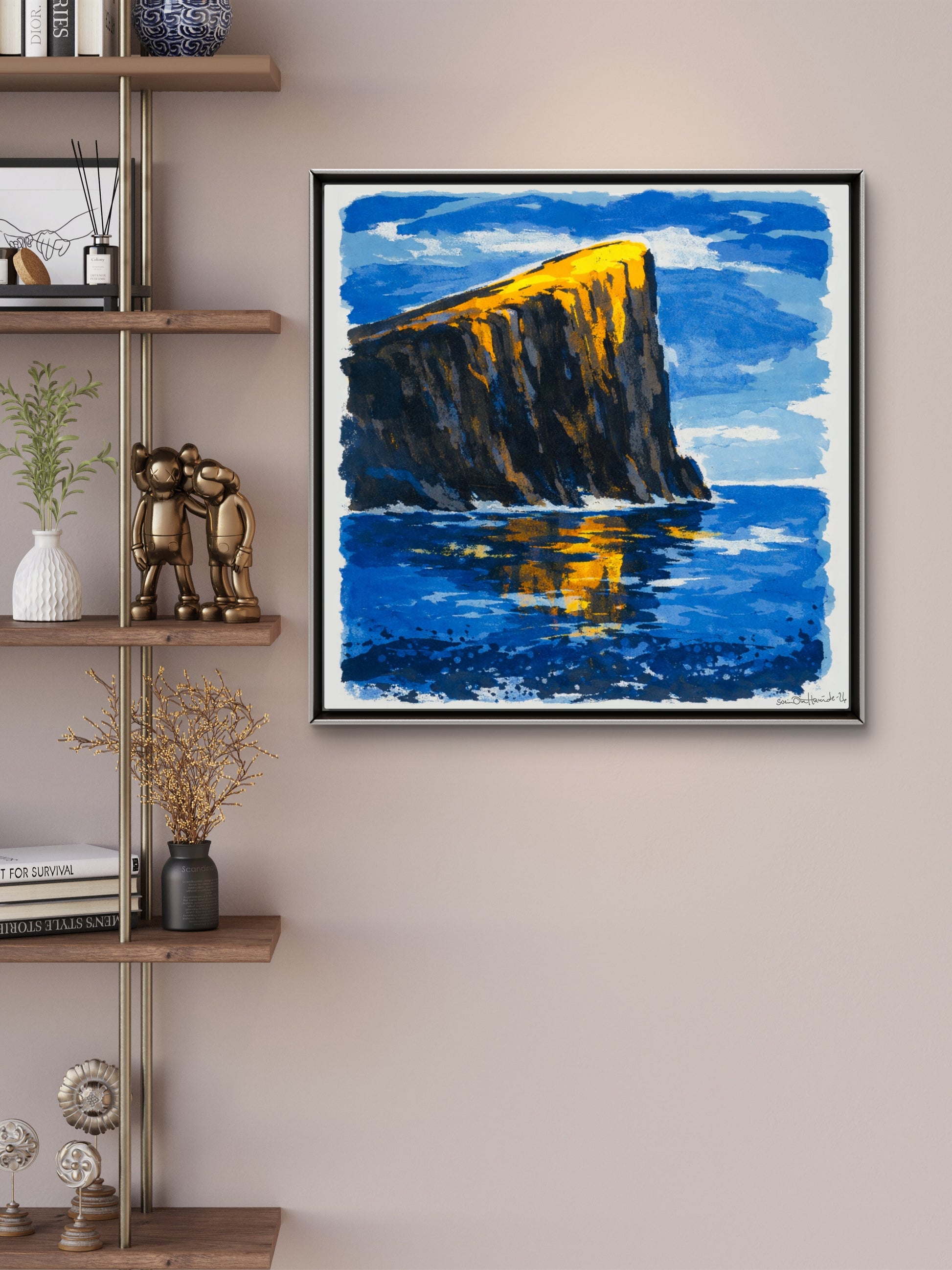 Klippe på veggen ved bokhylla