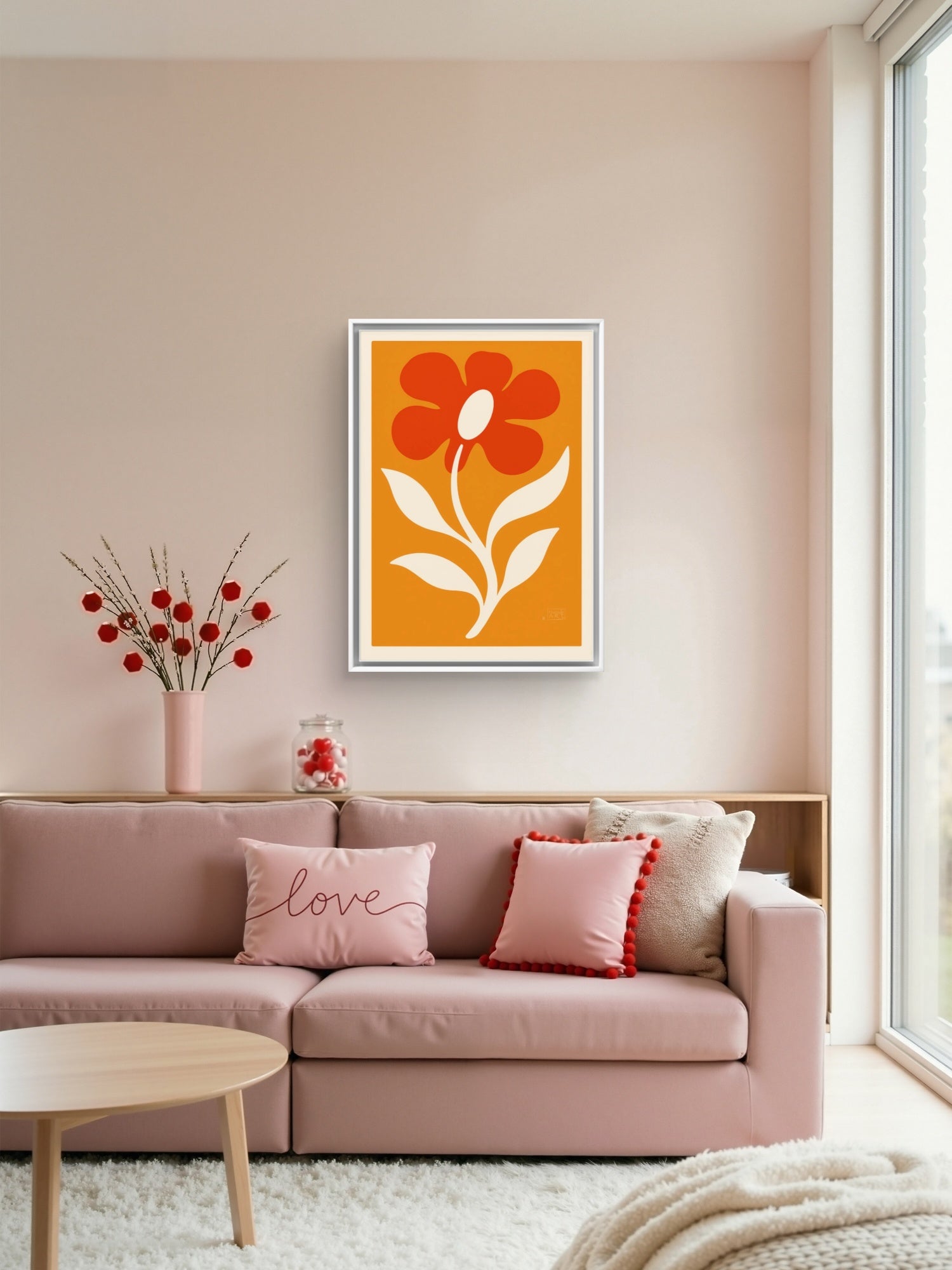 Kunsttrykk av en stor oransje og rød blomst med retroinspirert stil mot en solfylt, lys bakgrunn Kunstprint