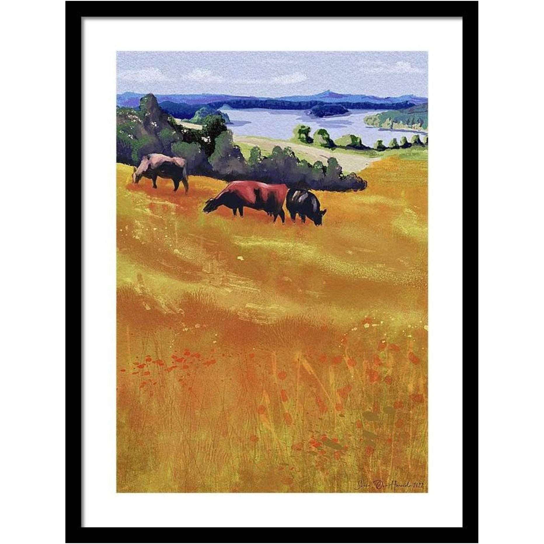 Kyr på eng ved Stokkavann – abstrakt norsk sommerlandskap med tre beitende kyr, kunstprint av HareideART