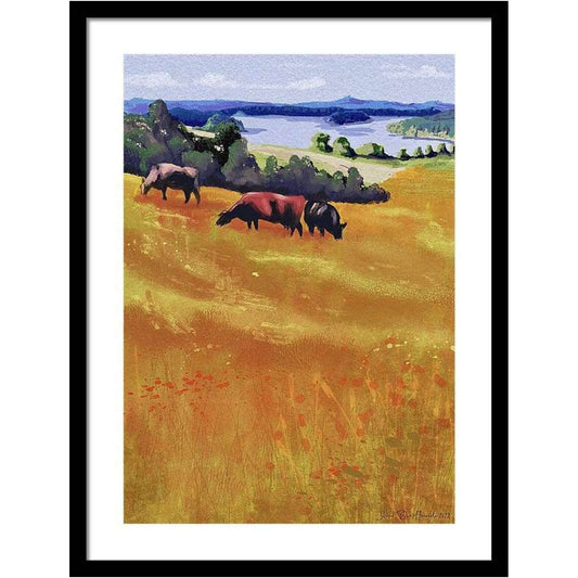 Kyr på eng ved Stokkavann – abstrakt norsk sommerlandskap med tre beitende kyr, kunstprint av HareideART