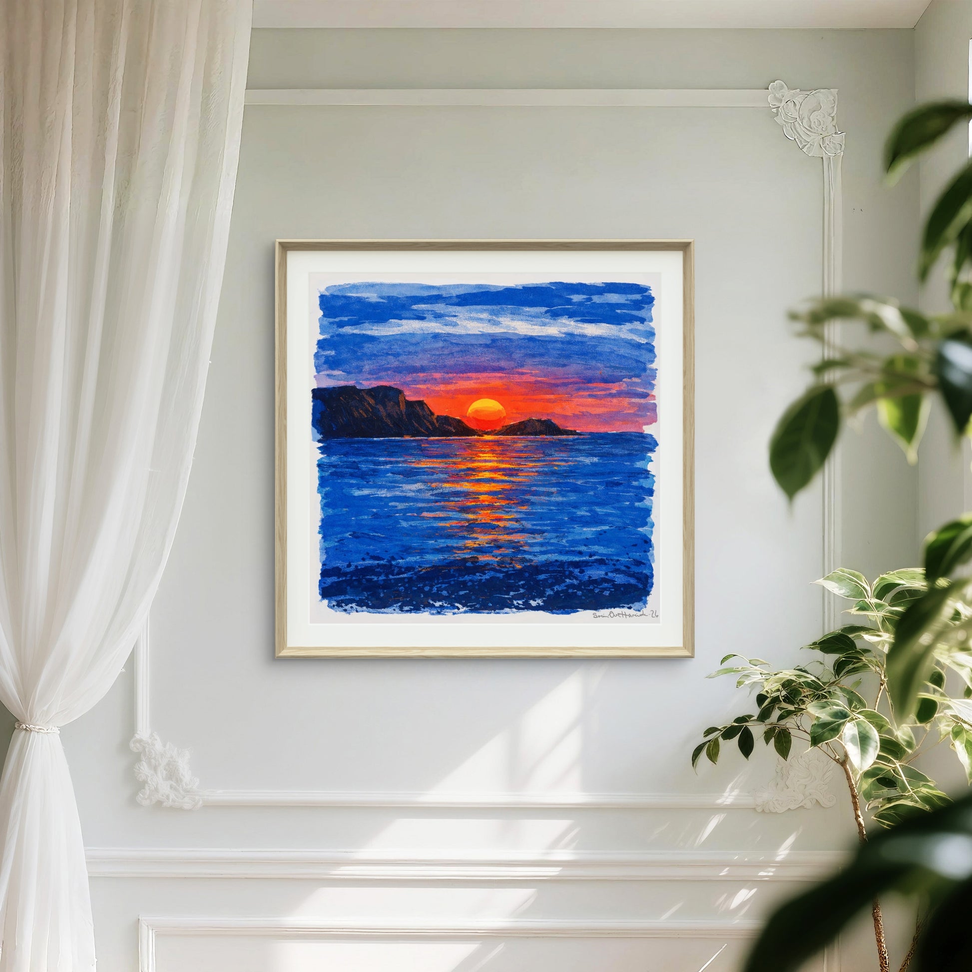 En rød sol går ned i havet i lys ramme