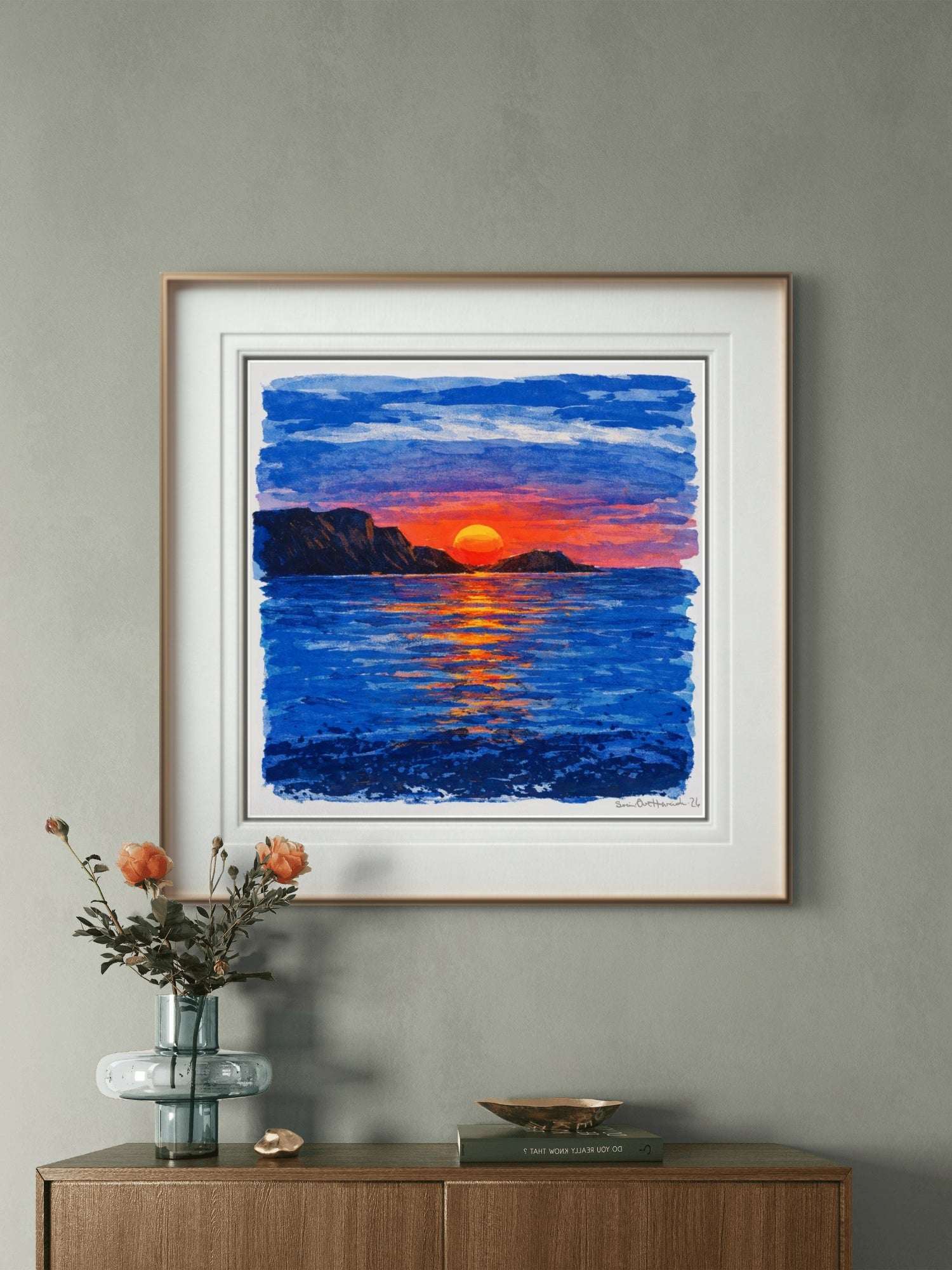 Abstrakt kunstprint med varme gule og røde soltoner som smelter sammen med dype blå havnyanser. Kunstprint