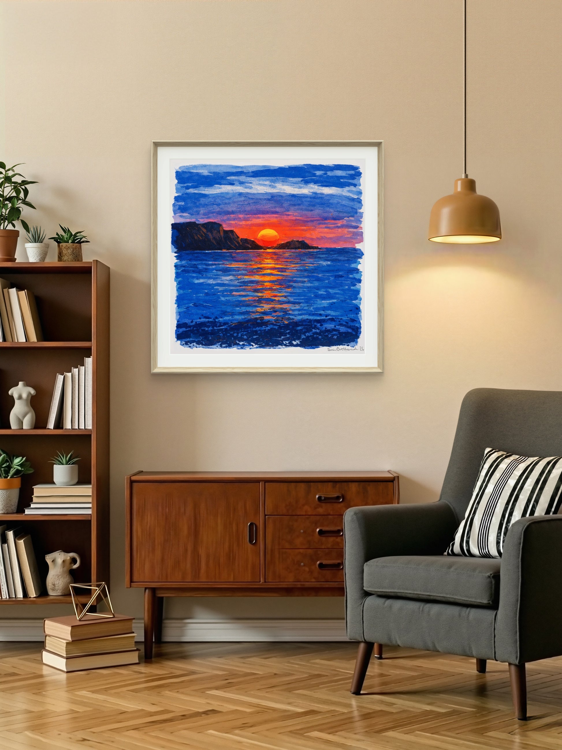 En rød sol går i havet i stua