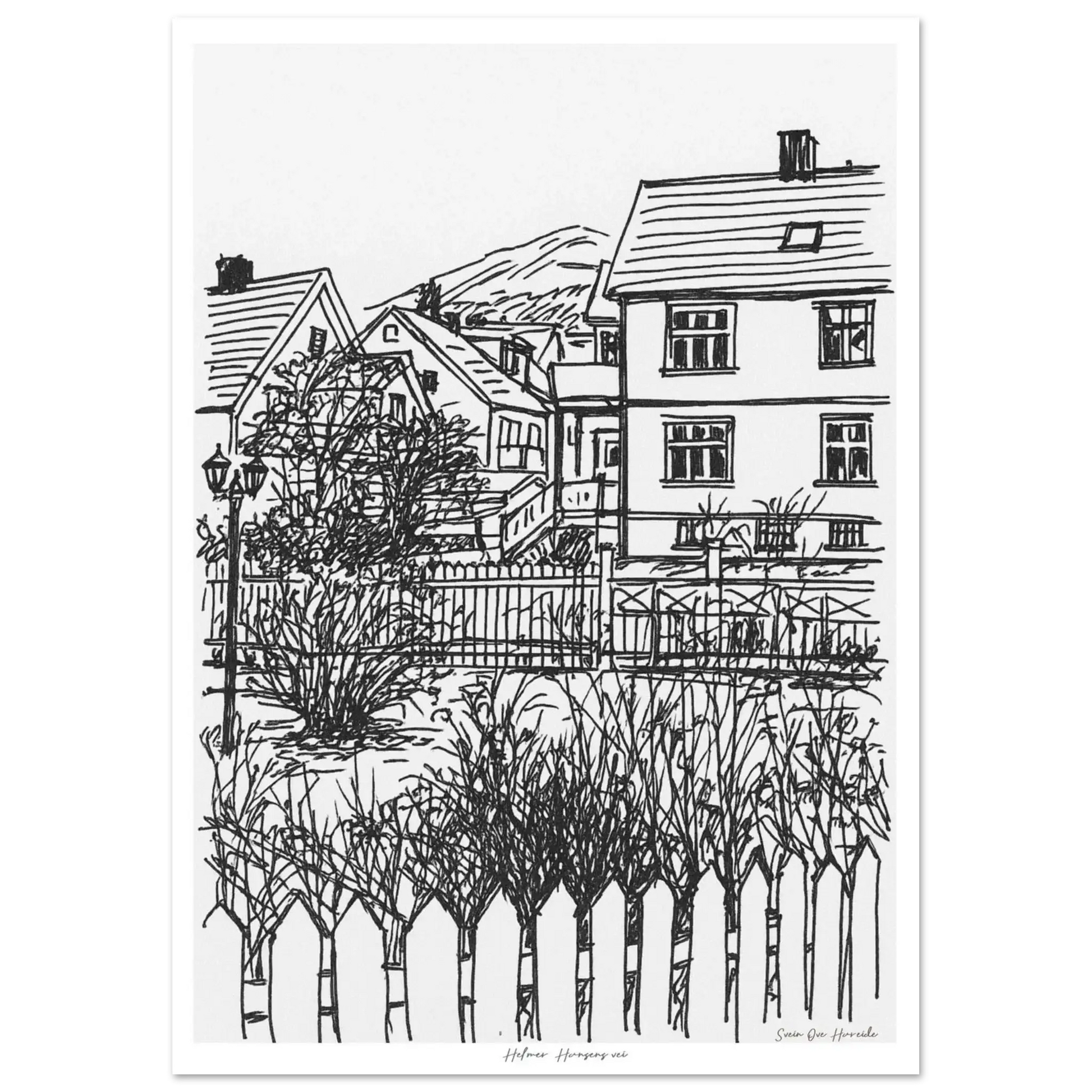 Utsikt mot Helmer Hansens vei Narvik – blekktegning av tradisjonelle trehus med hvitt gjerde og fjell i bakgrunnen, kunstprint av HareideART