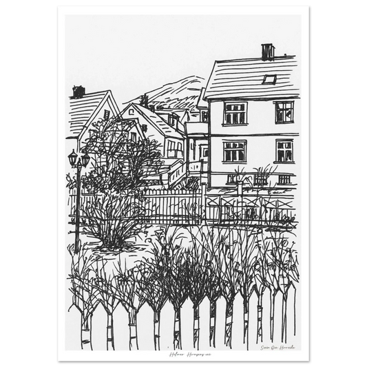 Utsikt mot Helmer Hansens vei Narvik – blekktegning av tradisjonelle trehus med hvitt gjerde og fjell i bakgrunnen, kunstprint av HareideART