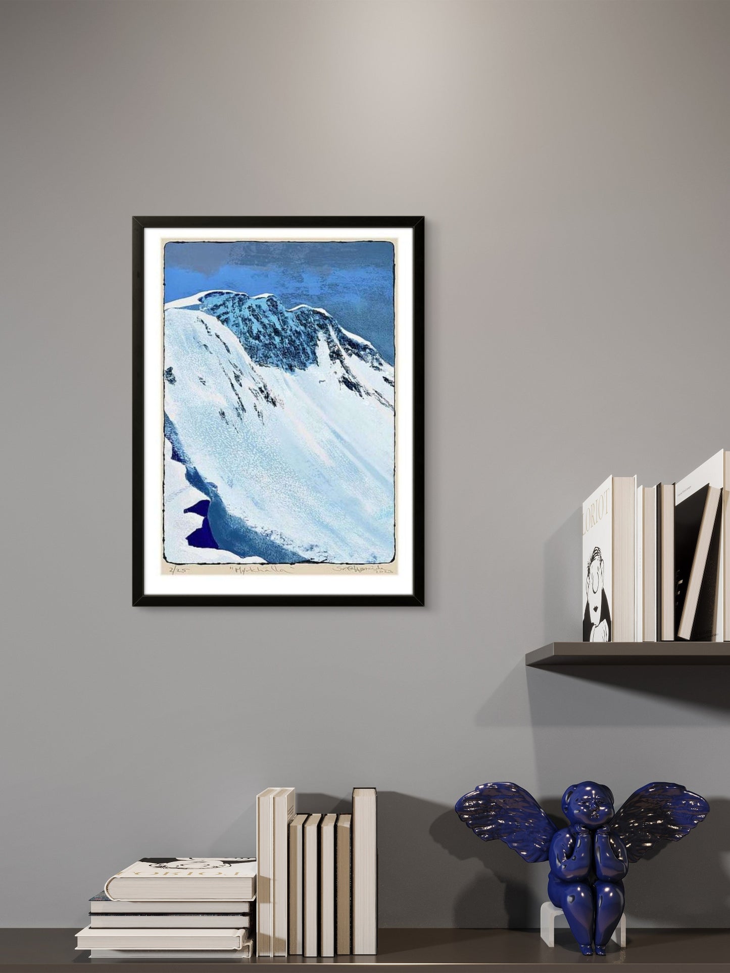 Mørkhålla veggkunst fra HareideART – produktbilde som viser print i A3-format på vegg