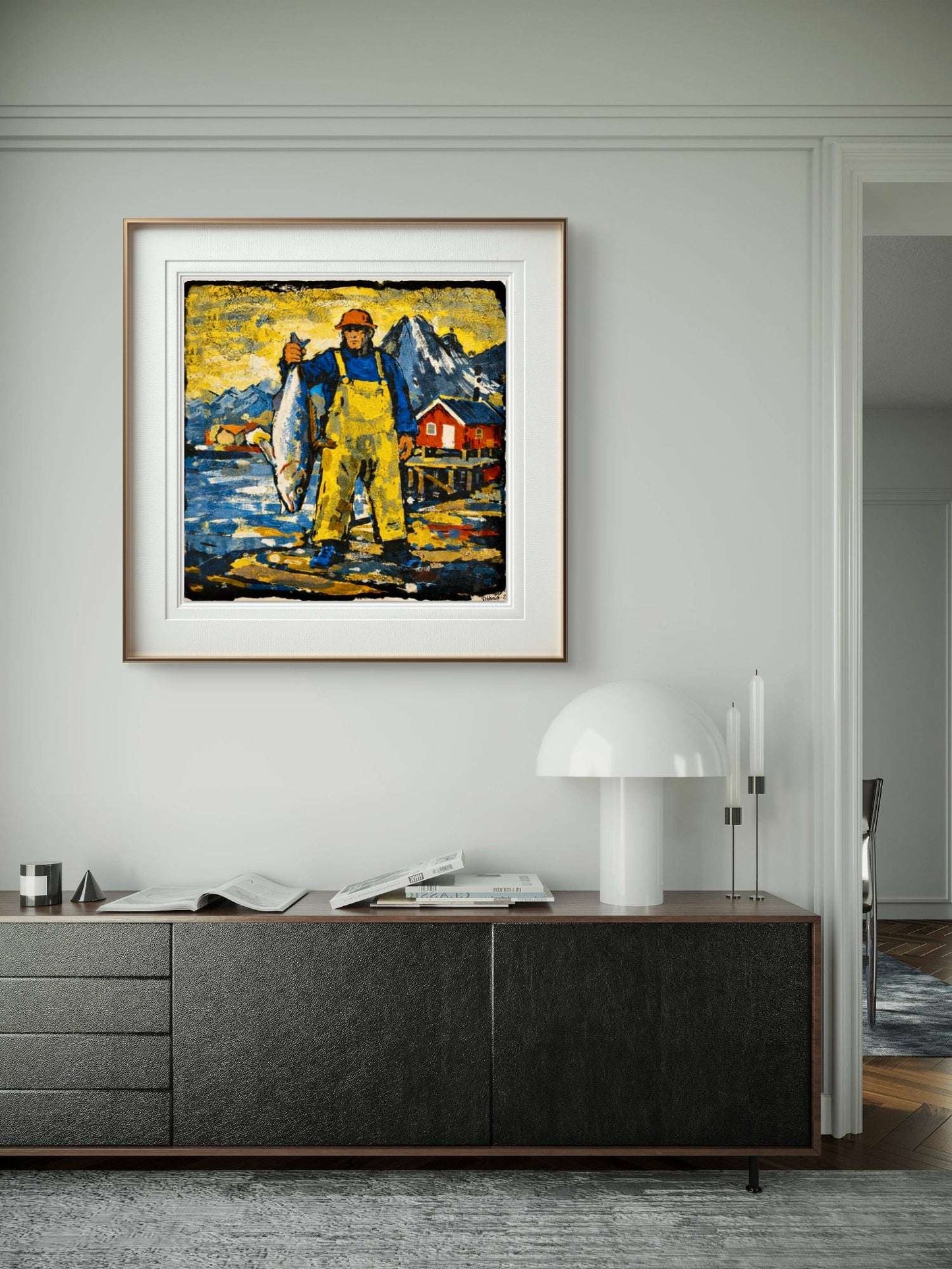 Nordnorsk kystkunst kunsttrykk innrammet på stue-vegg over sideboard — veggbilder stue