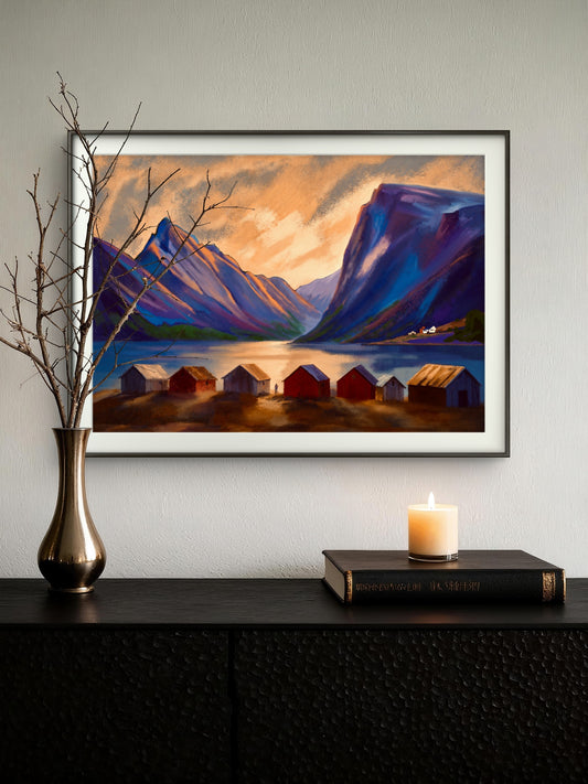 Mellom fjellene – mørke, blå og fiolette fjell som reiser seg fra havet med varmt lys som bryter gjennom mellom toppene, naust og menneske i forgrunnen for å vise landskapets størrelse – digitalt giclée-kunsttrykk av Svein Ove Hareide, HareideART