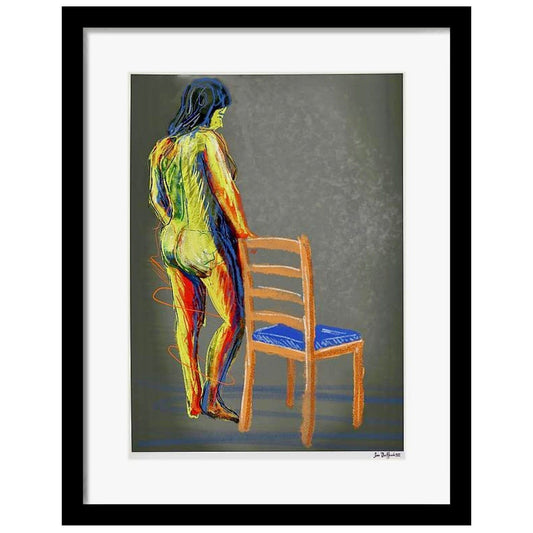 Figurativt kunstprint av naken modell stående med ryggen til – løse akvarellstrøk og pastellblyanter i elegant komposisjon, vist i sort ramme, HareideART