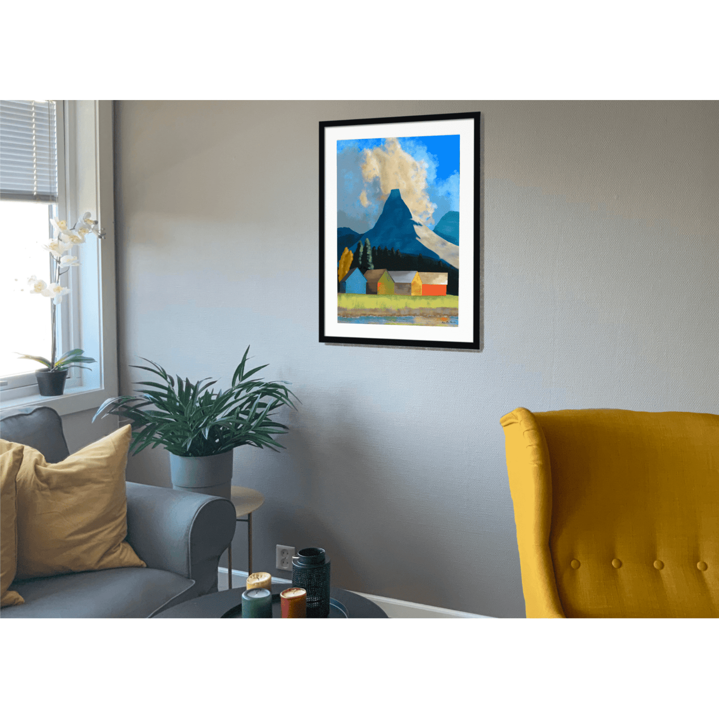 Stetind nasjonalfjell kunstprint i stue – kraftfullt nordnorsk naturmotiv fra Narvik-regionen i lyst interiør, HareideART