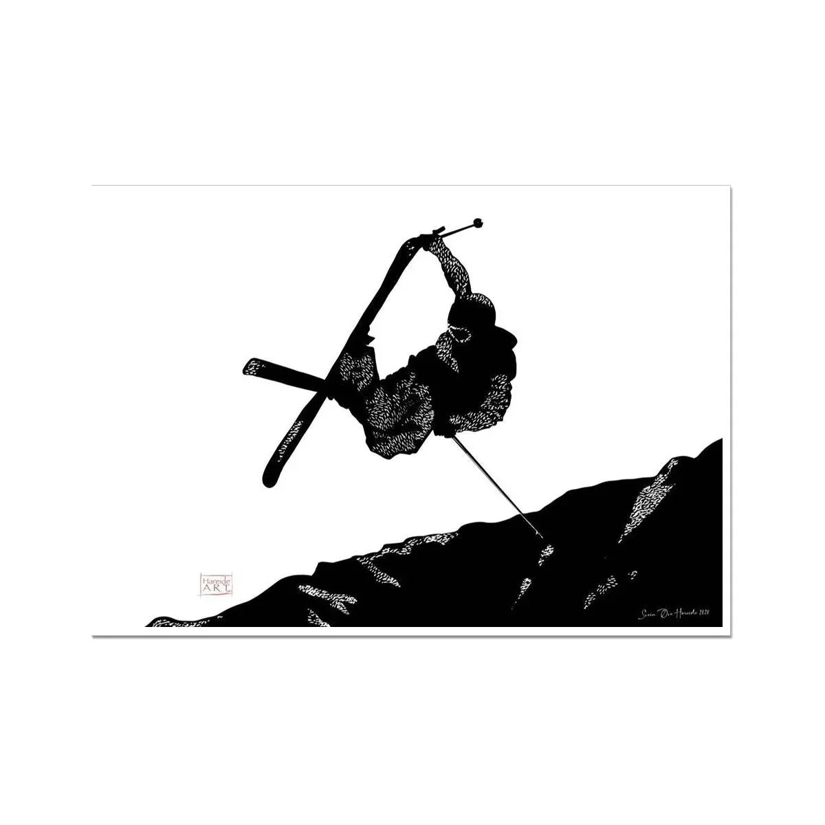 The Freeskier i sort ramme – pop art silhuett av frikjører i luften over fjell, kunstprint av HareideART