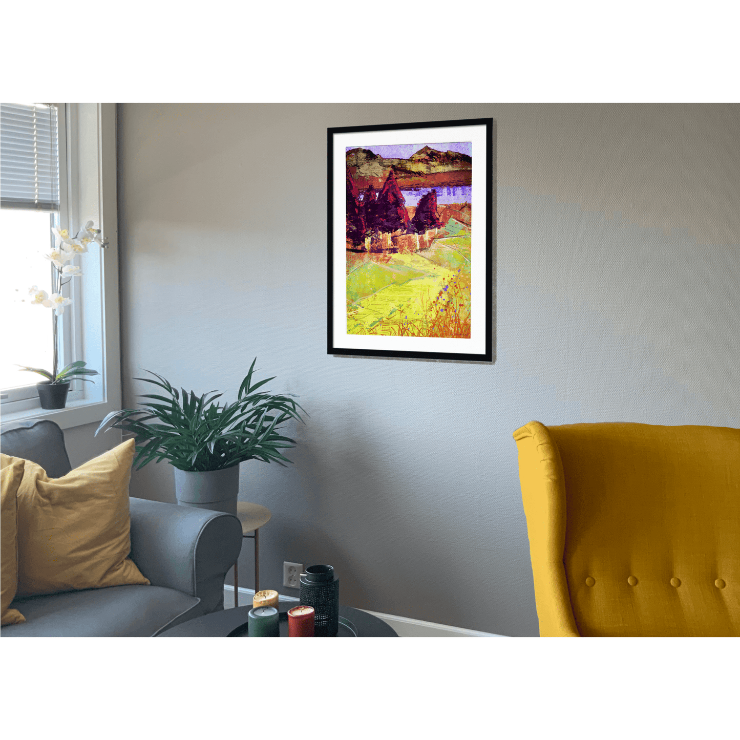 Rødfuru ved sjøen under fjellet vist i stue – fortryllende norsk høst- og naturlandskap som veggdekor, digitalt kunstprint fra HareideART