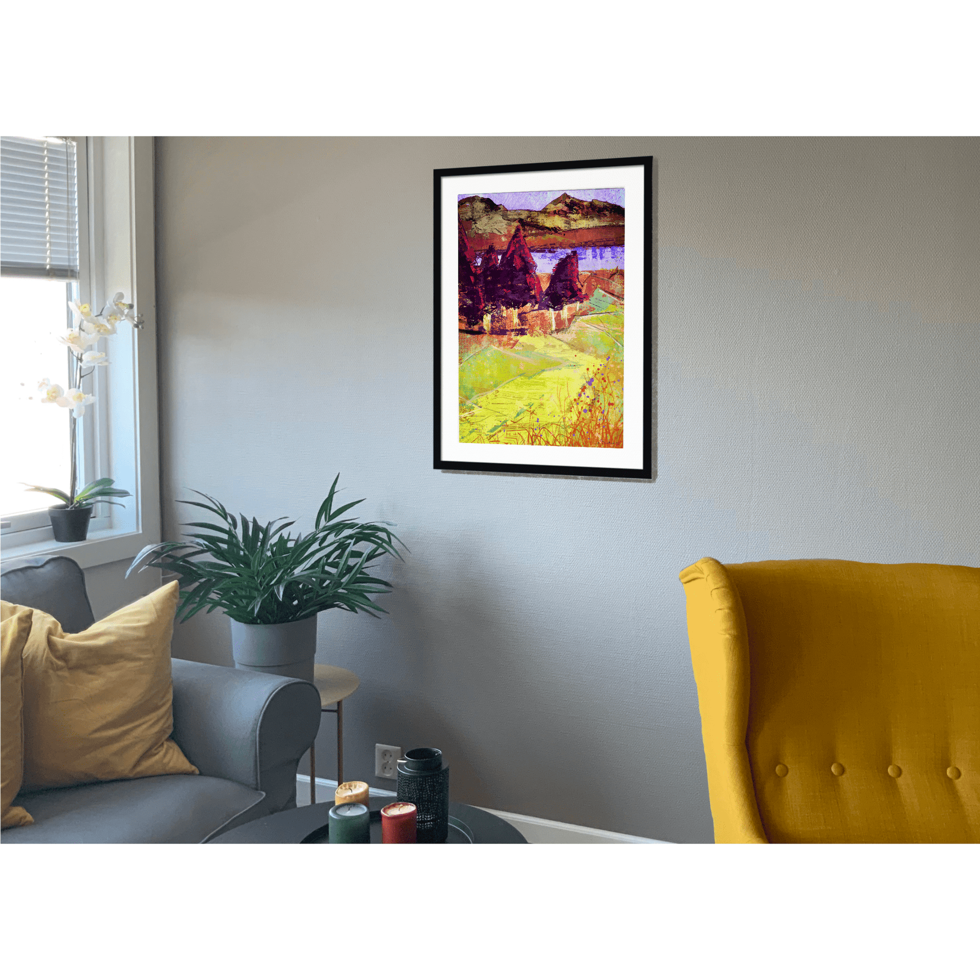 Rødfuru ved sjøen under fjellet vist i stue – fortryllende norsk høst- og naturlandskap som veggdekor, digitalt kunstprint fra HareideART